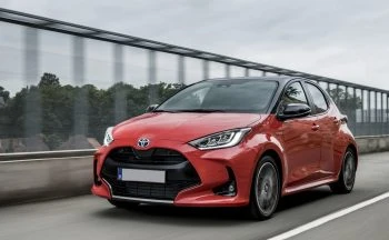 TOYOTA-YARIS-HYBRID-420×254